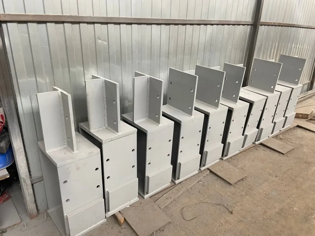 Надколонник металлический