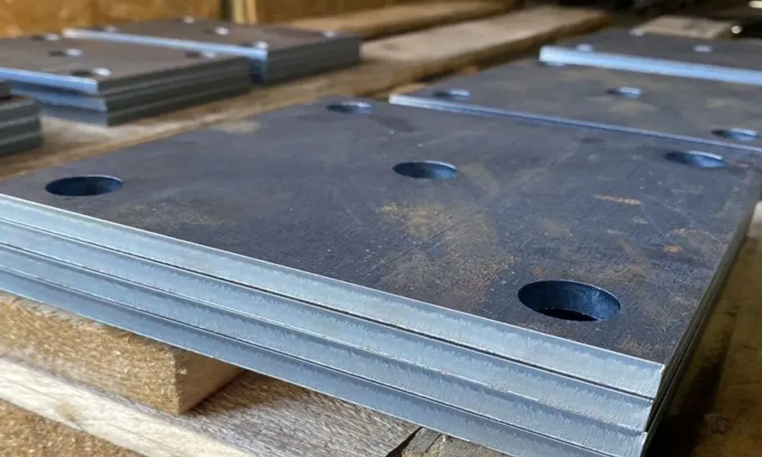 Металлическая пластина с отверстиями