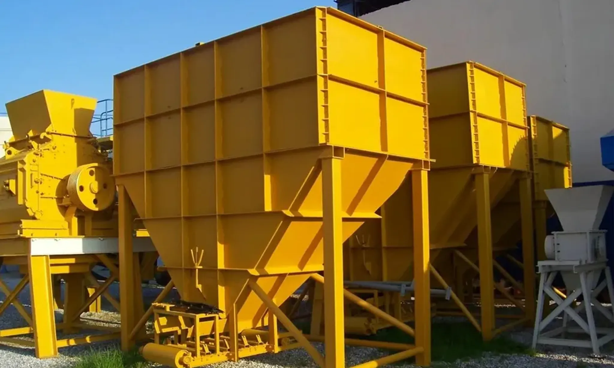 Бункеры для зерна и кормов