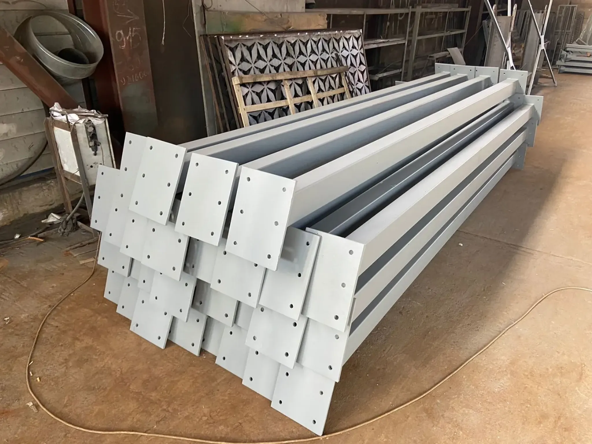 Металлические колонны здания