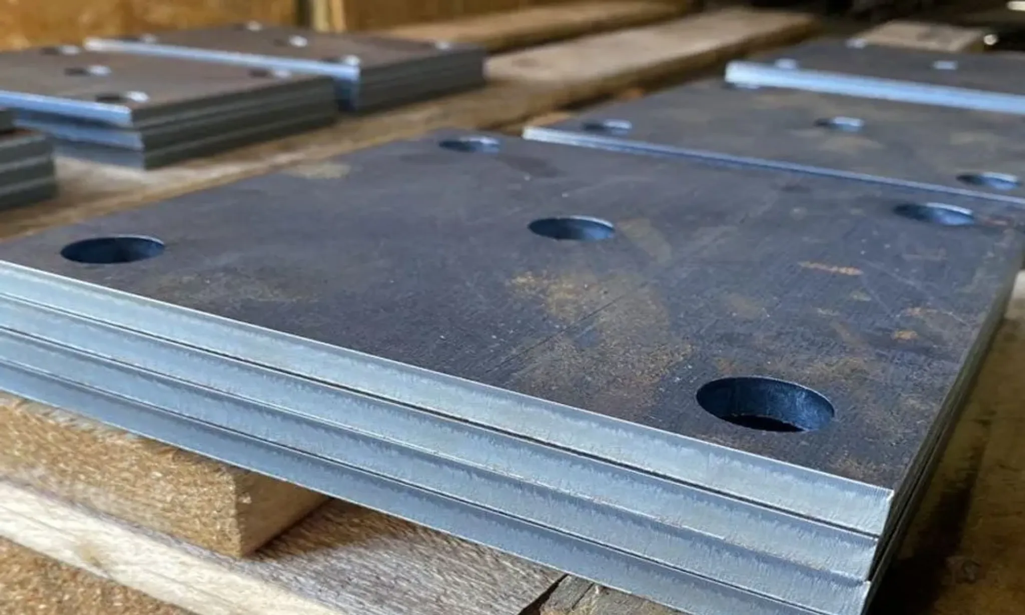 Металлическая пластина с отверстиями