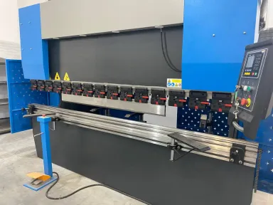 Гибка листового металла на заказ в Москве - станок в работе