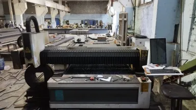 Лазерная резка металла в Москве - станок в работе